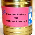 Hundefutter frisches Fleisch mit Möhren und Nudeln
